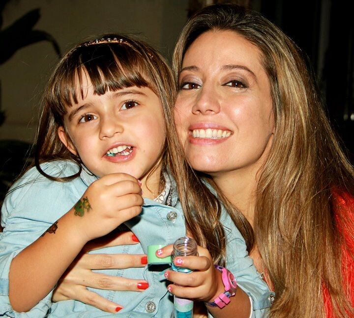 Carolina, grávida de seis meses, ao lado da filha Nicole, quatro anos