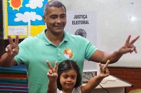 Romário vota acompanhado da filha no Rio de Janeiro