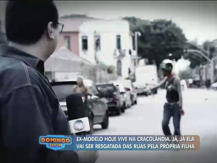 Pouco tempo depois, ela apareceu saindo do meio da aglomeração da rua
+ Vídeo: Filha pede ajuda para resgatar mãe ex-cabeleireira e modelo da Cracolândia
+ Aproveite e confira as matérias do programa Domingo Show
+ Já curtiu a página do Domingo Show no Facebook? É só clicar!
+ Siga o Domingo Show no Twitter e receba conteúdos exclusivos!