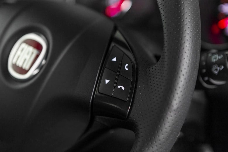 Também no volante há comandos para navegar por músicas e estações de rádio, e para atender ligações