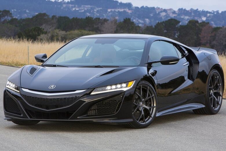 A Honda divulgou novas imagens e detalhes do novo NSX, versão moderna do esportivo produzido entre 1990 e 2005, que recebeu ajustes do tricampeão mundial de Fórmula 1, Ayrton Senna. Nesta reedição, o supercarro japonês usará dois motores elétricos independentes para
cada roda dianteira e um terceiro, ainda mais potente, no eixo traseiro.

Os três funcionarão associados a um motor 3.5 V6 biturbo a
gasolina. A combinação desenvolve cerca de 600 cavalos e será capaz de levar o cupê de 0 a 100 km/h em menos de quatro segundos. A produção será em Marysville (EUA), a partir de 2016. A estimativa é de que o novo NSX tenha preço próximo a R$ 1 milhão
