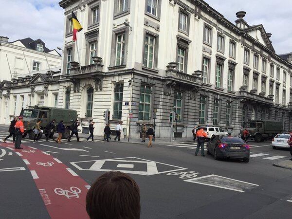 Receosa de mais ataques na capital da União Europeia, as autoridades da Bélgica reforçaram a segurança nos arredores do escritório do primeiro-ministro