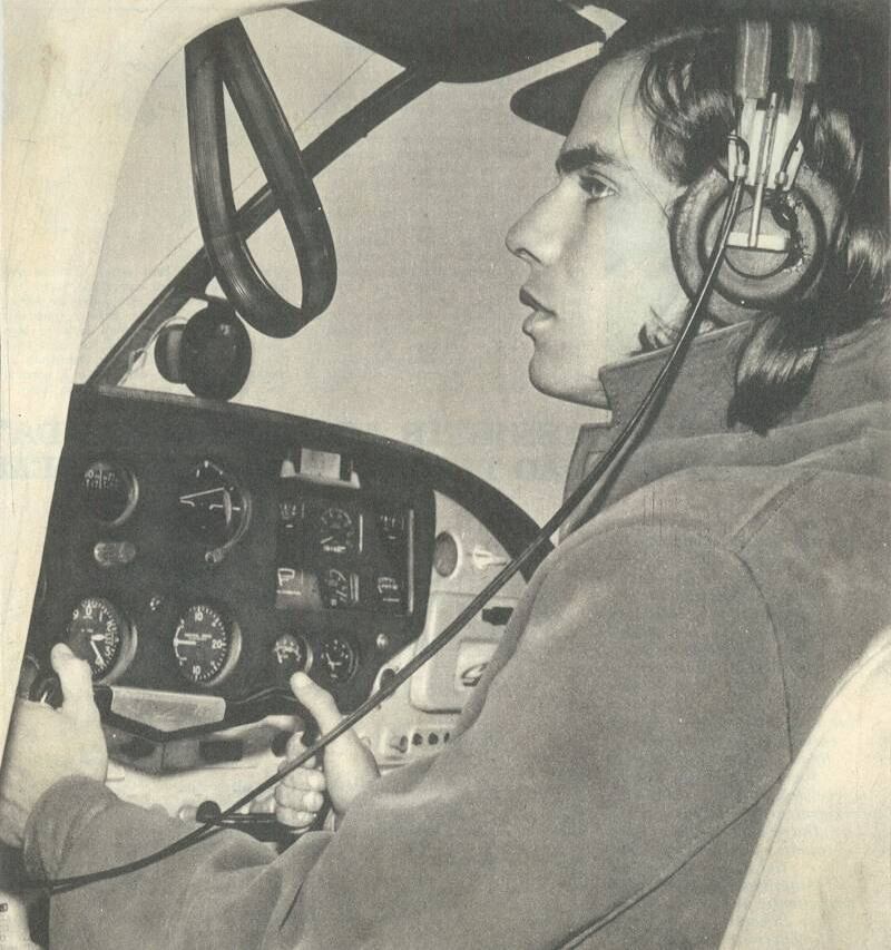 Ronnie Von, além de cantor, apresentador e economista é também aviador. Na foto, ele aparece pilotando um avião no ano de 1966, em Biritiba Mirim (SP)