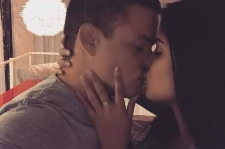 Ex-BBB Munik compartilhou foto romântica ao lado do namorado