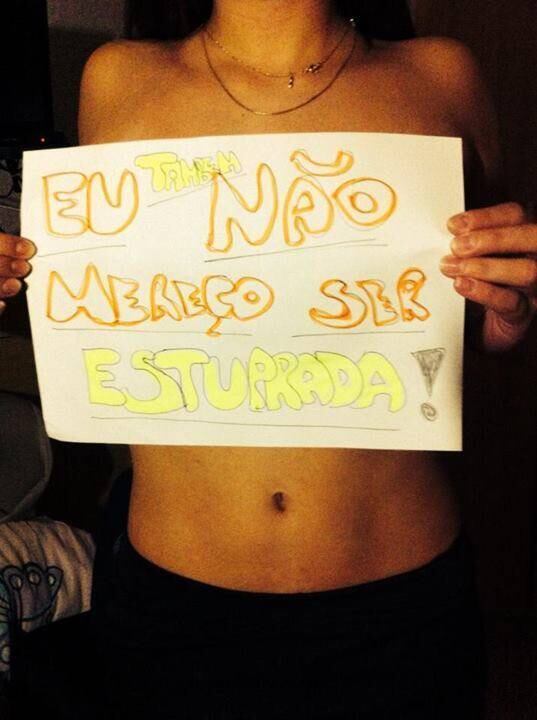 Vanessa Policastri também protestou. Sem fazer comentários