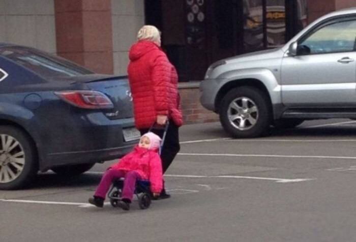 Nada como levar sua filha no carrinho de feira!