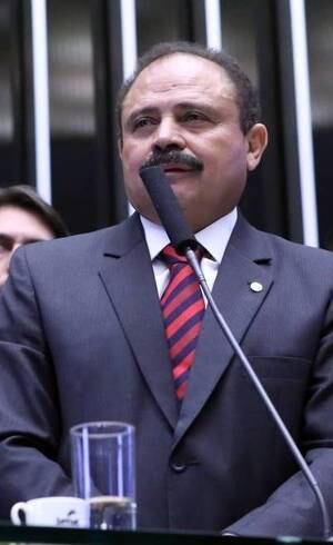 Decisão do presidente interino da Câmara dos Deputados Waldir Maranhão (PP) dividiu os especialistas