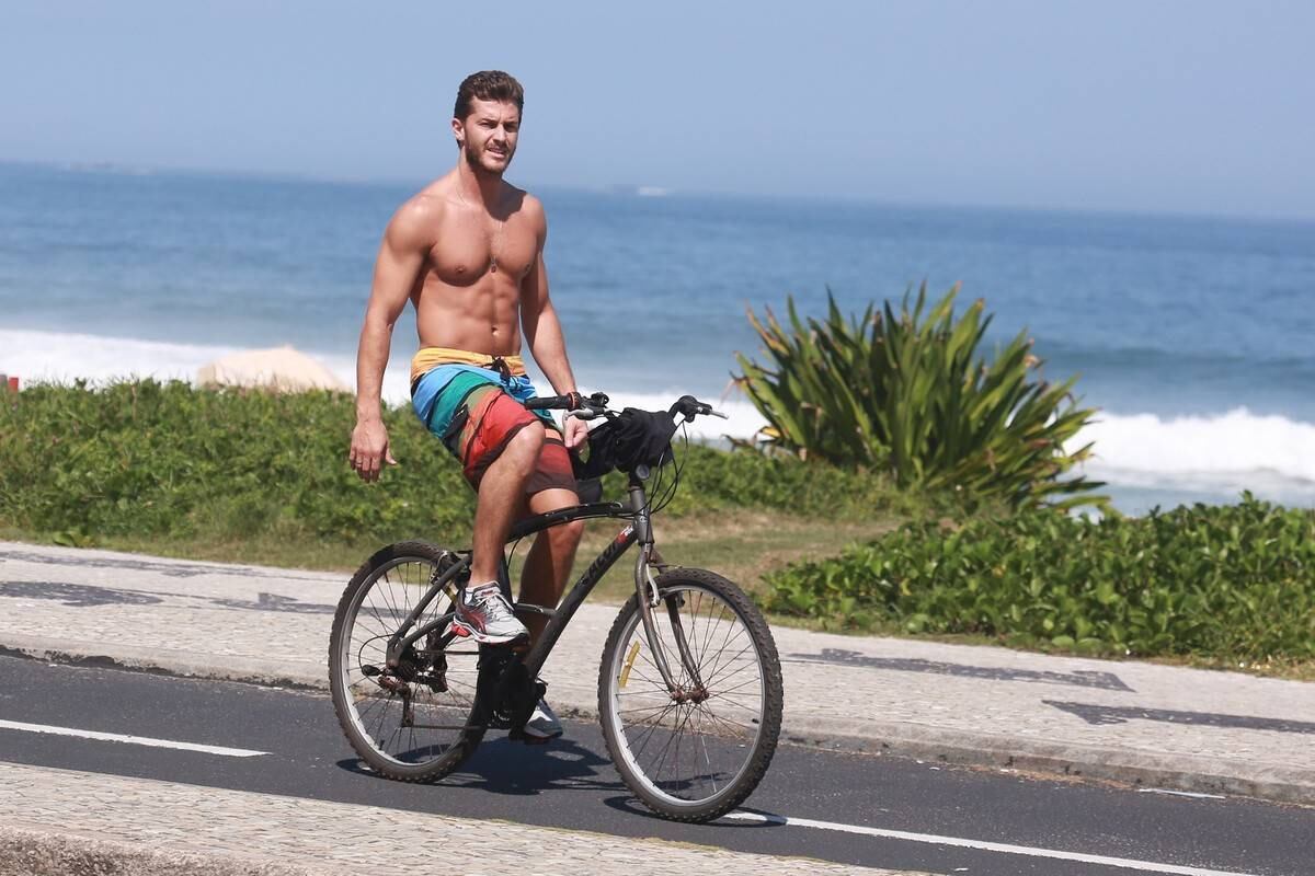 Klebber Toledo mostrou seu tanquinho na orla da Barra da Tijuca nesta segunda-feira (7)