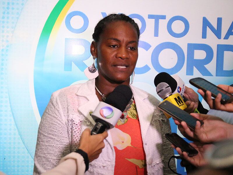 A candidata Célia Sacramento (PPL) foi a penúltima a chegar a Record Bahia na noite deste domingo