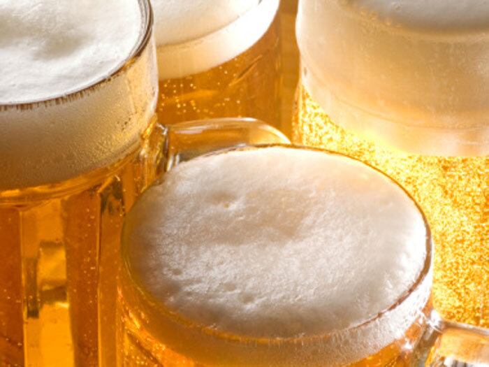 Com mais da metade do preço de impostos, as cervejas têm 56%
de carga tributária. Uma garrafa de R$ 10 terá R$ 5,60 de impostos embutidos. Os
impostos nas notas fiscais vão ajudar a população a perceber o quanto pagam de
tributos e a diferença em cada produto. Segundo Toffanin, a população fará uma
pressão para diminuir os impostos.— Imagina o consumidor chegar para comprar um remédio e ver
que ele pagará em torno de 34% de imposto deste remédio, e ainda paga os seus
impostos sobre salário, que teoricamente deveria ter o retorno para ele na
saúde, vai ser complicado fechar esse entendimento