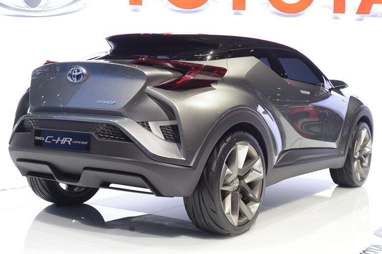 Evidentemente, em termos de estilo, o C-HR ainda é mais conceito que realidade. O modelo ostenta linhas agressivas e ultramodernas, com lanternas flutuantes e carroceria musculosa e cheia de vincos