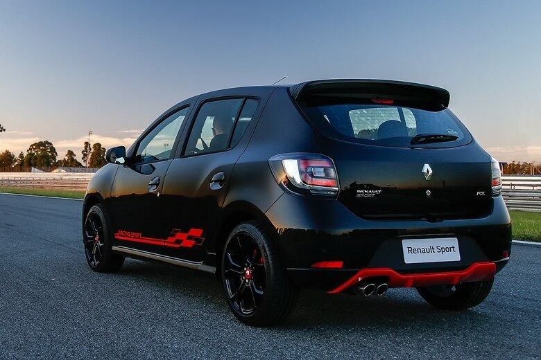 Na parte externa do carro, as mudanças visuais ficaram nos detalhes em vermelho na faixa lateral, para-choque dianteiro, para-choque traseiro, pinças de freio e as capas dos retrovisores