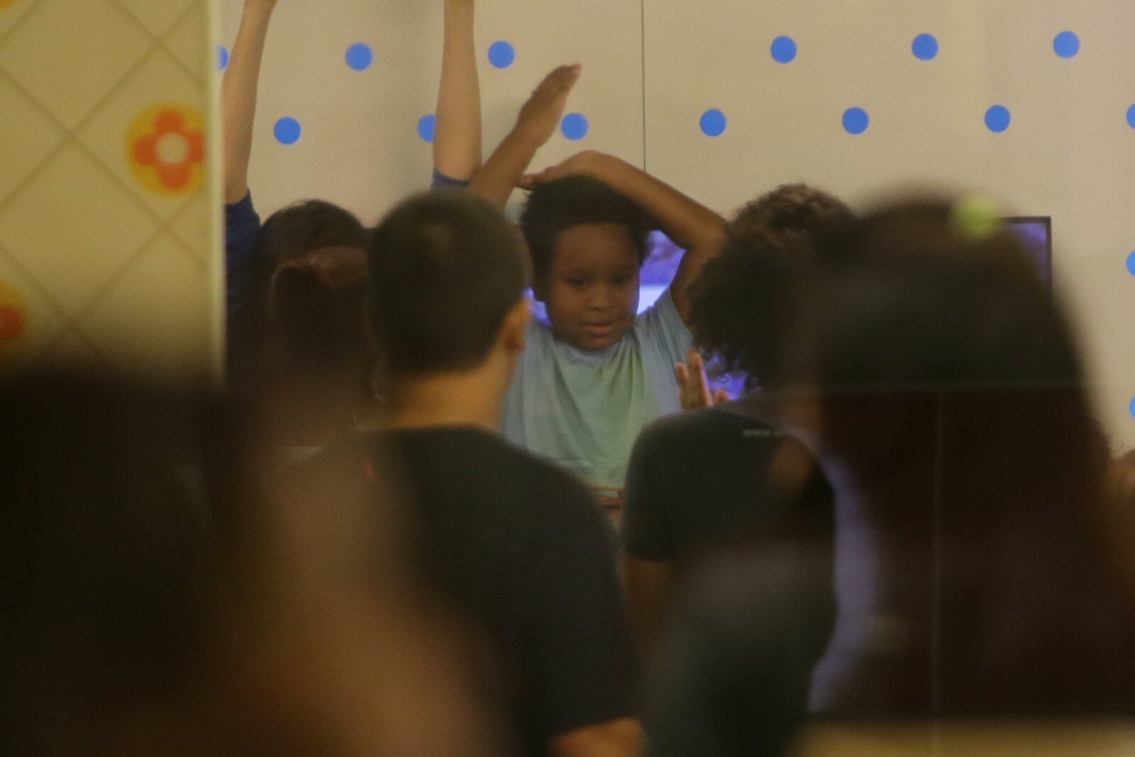 Drica Moraes comemora aniversário do filho adotivo em parque infantil