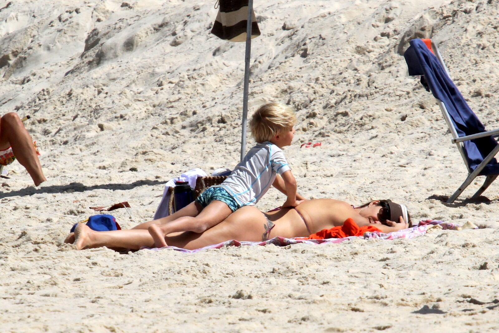 Fernanda Lima brincou com os gêmeos, que fizeram até massagem na mãe