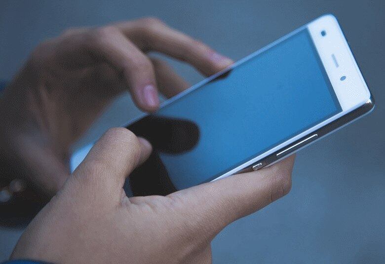 Além de ser o maior responsável pela digitação, o polegar é também aquele que auxilia a segurar o aparelho. Segundo o ortopedista do Hospital das Clínicas, Dr. Mateus Saito, a cada clique o dedo realiza o movimento de extensão, que pode causar microlesões na região