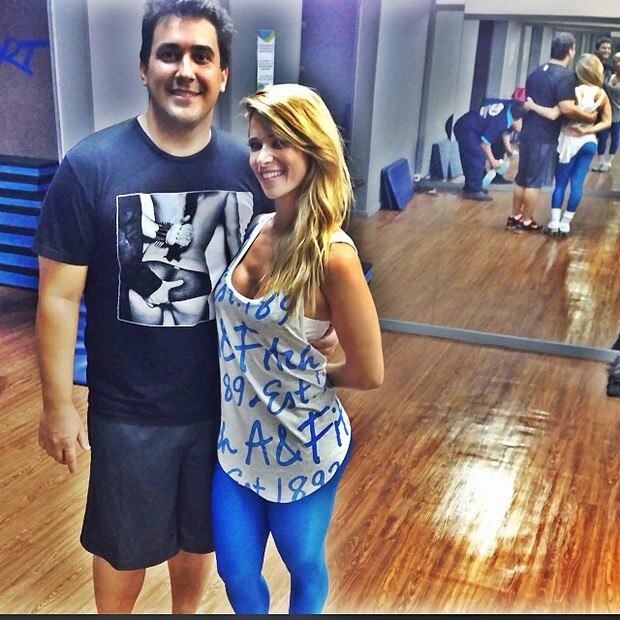 Dany Bananinha negou, na tarde desta terça-feira (31), por meio de sua assessoria de imprensa, que não está vivendo um romance com André Marques.

De acordo com o jornal Extra, a assistente de palco do Caldeirão do Huck foi vista no maior chamengo com o apresentador durante a festa da funkeira Anitta, na segunda-feira (30). Segundo a publicação, eles deixaram o local juntos. A assessoria da loira tratou de desmentir o caso
