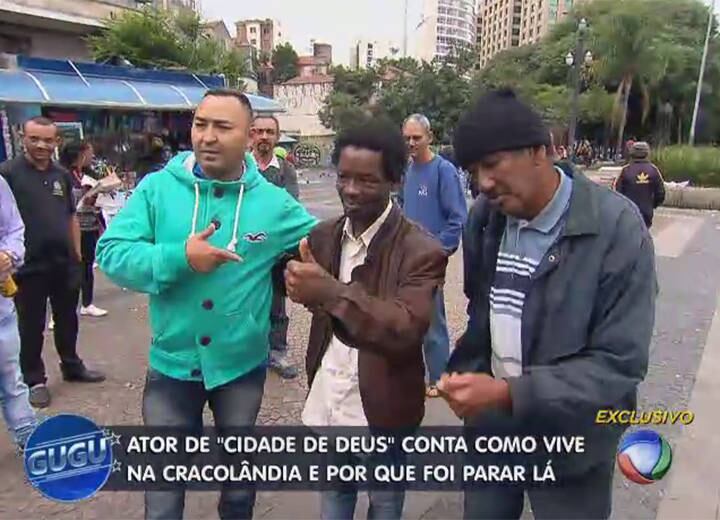 O vicio no crack arruinou a vida do ator. Porém, 13
anos depois do lançamento do filme Cidade de Deus, ele ainda é reconhecido nas
ruas de São Paulo
+ Personagens que emocionaram no Domingo Show fazem surpresa para Geraldo Luís
+ Anão humorista? Marquinhos imita Geraldo Luís contando histórias de vida
+ Gugu está no Facebook! Curta
+ Siga o perfil da atração no Twitter