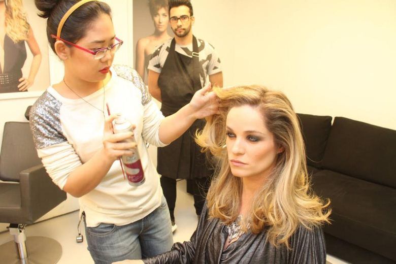 Bruna di Tullio diz que não faz mechas grossas.  


─ Meu cabelo é loiro acinzentado e clareia demais com o sol.
Quando pinto, prefiro mechas finas e tento não puxar da raiz

+  Ouça a trilha sonora completa de Vitória
+ “É questão de tempo”, diz Ricky Tavares sobre reconciliação entre Mossoró e Beatriz
+  Descubra tudo o que os atores aprontam nos bastidores das gravações
+  Curta a página da novela no Facebook e fique por dentro das novidades
