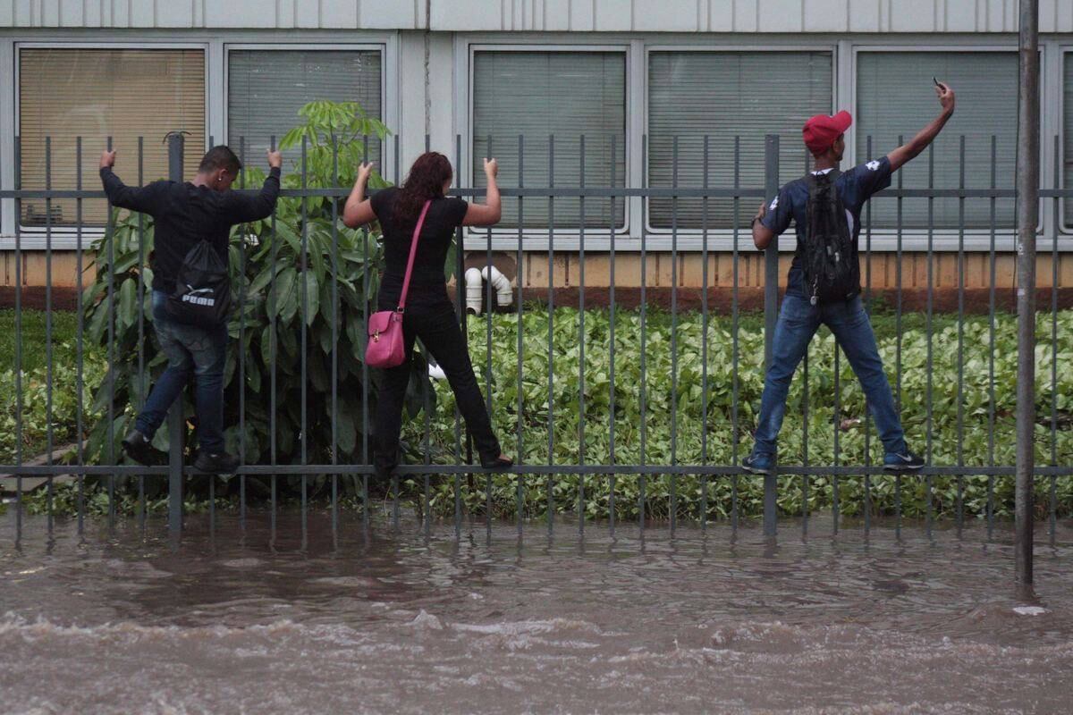 Usuários do transporte público enfrentaram problemas. A linha 7 - Rubi (Luz-Jundiaí) ficou com o trecho entre as estações de Perus e Jundiaí paralisado. 

A Linha 8 - Diamante (Júlio Prestes-Amador Bueno) sofreu problemas técnicos no sistema de energia por causa das chuvas e ficou com velocidade reduzida e maior tempo de parada entre as estações Barueri e Itapevi