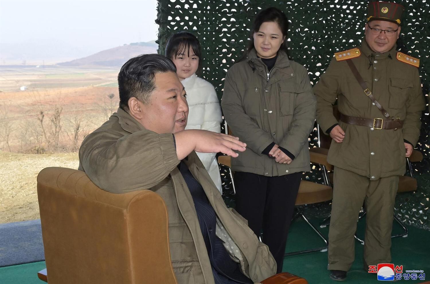 Filha de Kim Jong-un e esposa aparecem em foto divulgada por agência estatal da Coreia do Norte