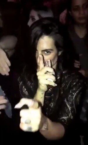 Cleo Pires se diverte em balada