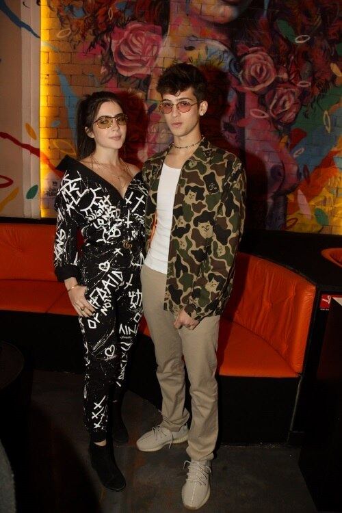 O ator posou ao lado da bela Jade Picon