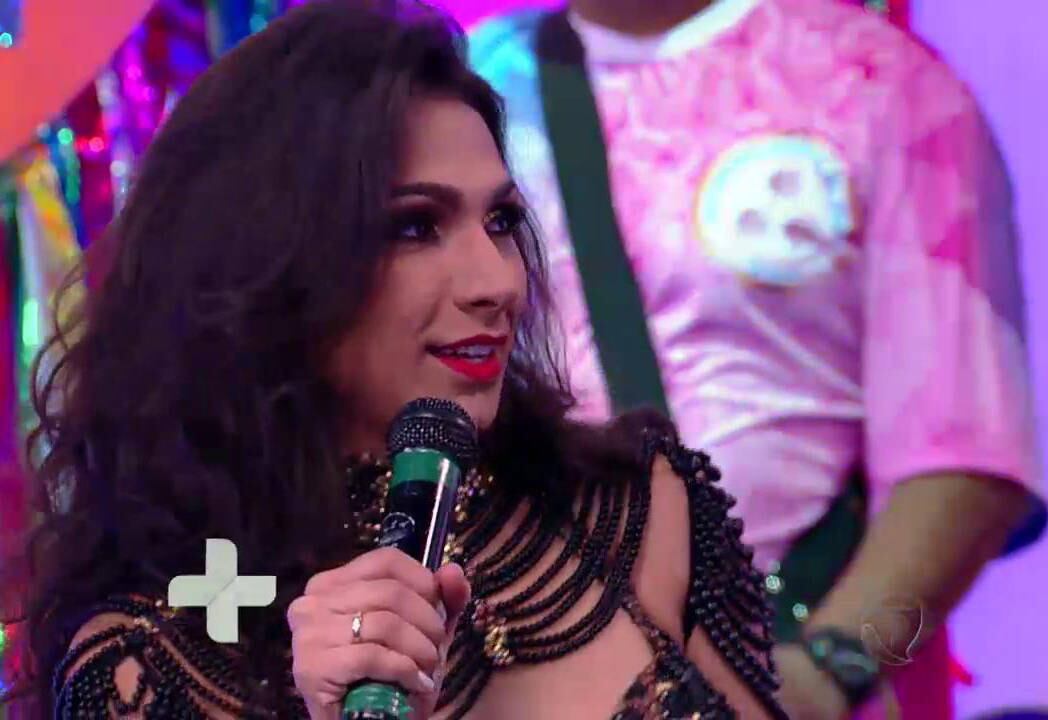 Aline, rainha de bateria da Mocidade Alegre, contou que essa situação realmente é complicada.  

— A gente fica sentida mesmo, porque a gente nasce e se cria na escola. Participamos de vários departamentos da escola, não é só sambar. A gente participa de várias ações que a escola faz. Entendemos um pouco melhor sobre a criação de enredo e temos a vivencia de muitos anos 
