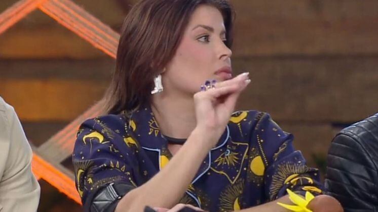 Nhau
Quando a intenção era debochar de algum rival, a peoa apelava para o famoso "nhau", acompanhado por um gesto característico de mordida com a mão! A onomatopeia foi usada tanto para dizer "não", quanto para colocar um fim nas discussões