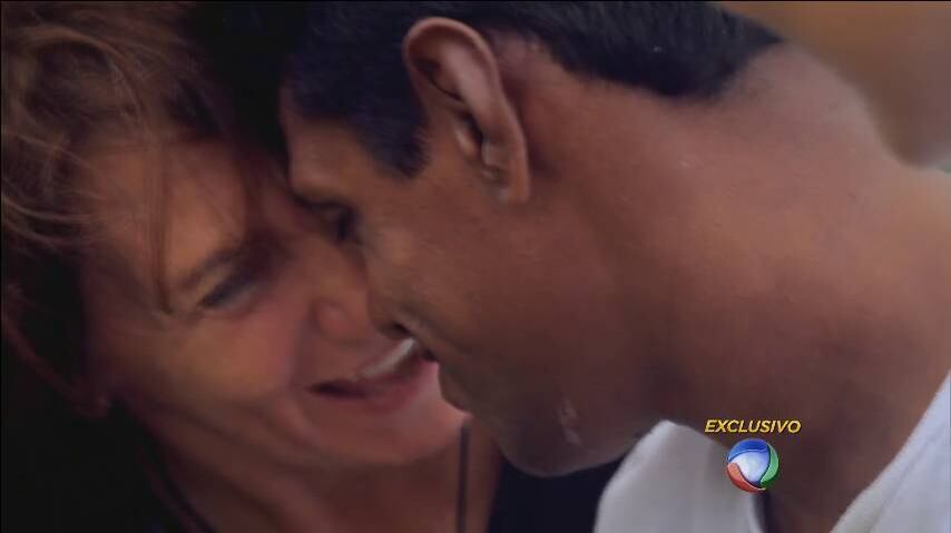 Levado ao encontro da reportagem, Sujit não fala, mas se revela uma pessoa carinhosa e sorridente. Na opinião de Elizabeth, ele foi abandonado no meio dos animais por conta da cultura local: apegada a conceitos de bruxaria, a família entendeu os sintomas de epilepsia do menino como uma manifestação sobrenatural

+ DE mostra como está o menino que se comportava como um macaco

+ Como está a "menina-cachorro"? DE revela o paradeiro de garota que vivia como um cão

> Veja toda a programação da Record no R7 Play
