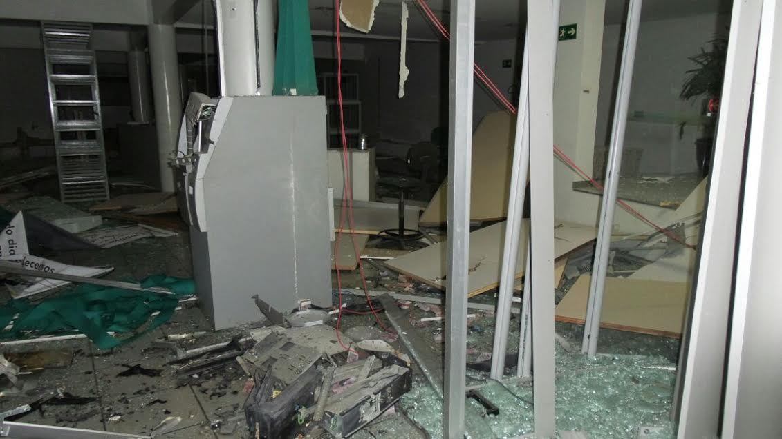 Agência bancária ficou destruída pela explosão