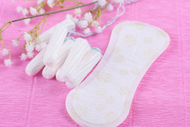 Protetor diário é um mini absorvente. Mito

  


De acordo com Di Bella, o absorvente menstrual possui camada
plástica e maior capacidade de absorção para reter os fluidos da menstruação.
Por isso, é mais espesso e tem tamanho maior do que um protetor diário. 


 

— Os protetores se dividem em dois tipos: aqueles feitos para o
início e final da menstruação, que possuem uma fina camada plástica para reter
pequenos fluxos, e os respiráveis, que são ideais para o uso diário pois são
feitos com um material poroso que permitem a circulação do ar