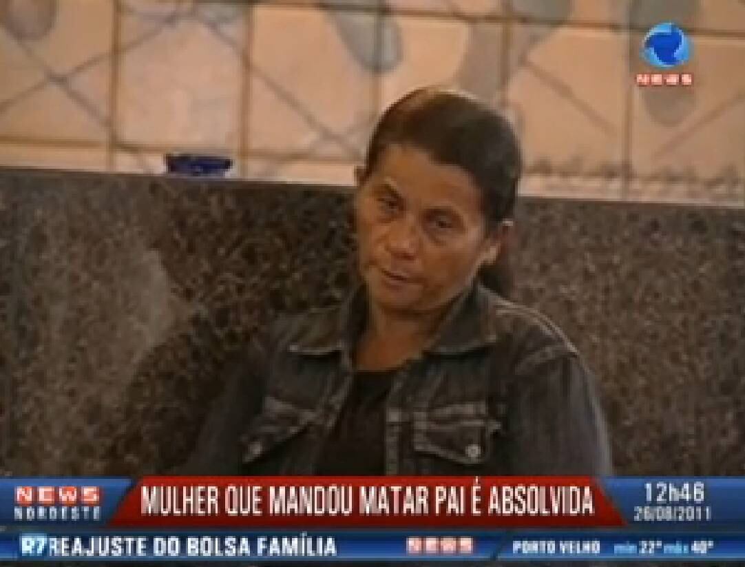 A história de vida de Severina Maria da Silva, de 44 anos, comoveu o País. Ela foi absolvida pela Justiça em 2011 por ter mandado matar o pai a facadas em 2005. Ela foi julgada na
4ª Vara do Tribunal do Júri em Recife (PE) e absolvida pelo júri popular
por unanimidade.
Ela teve 12 filhos com o pai e disse que era abusada por ele desde os
nove anos. Segundo ela, a intenção do pai de estuprar uma de suas
filhas-netas foi o que motivou o crime. O juiz absolveu Severina por entender que o Estado tinha a obrigação de ter oferecido proteção quando ela ainda era criança, mas condenou os dois homens que receberam dinheiro para matar o pai dela 
