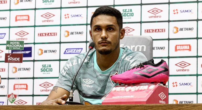 Lateral Cris Silva em sua primeira entrevista coletiva como jogador do Fluminense