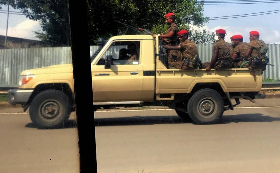 Forças militares patrulham as ruas de Adis Abeba após protestos pela morte do cantor