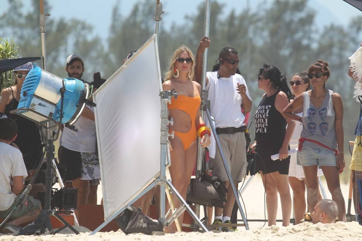 A atriz e apresentadora usava um maiô laranja, que evidenciou suas belas curvas