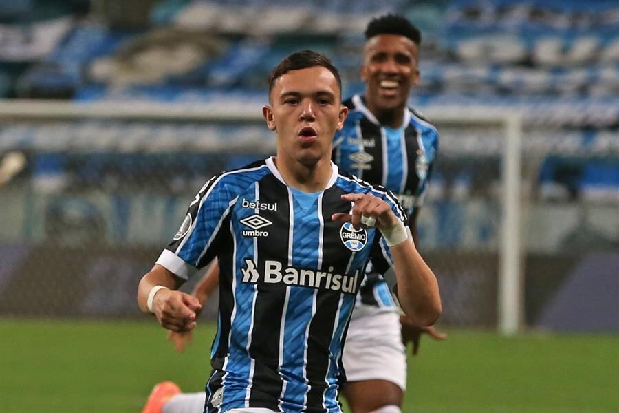 Pepê comemora gol do Grêmio sobre a Universidad Católica