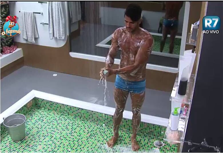 ...ou dentro da sede, Bimbi sempre demonstrou ser muito cuidadoso com os cuidados pessoais, sendo considerado metrossexual pelos demais colegas de confinamento

+ "Eu prefiro esquecer a Mara como jogadora", diz Douglas sobre ex-peoa de A Fazenda
+ Peões relembram trajetória de Amaral no reality e Rayanne afirma: "Ele é um cara muito iluminado"
+ Em atividade, Minerato fala sobre Thiago Servo: "Por mais que eu queira ele não vai sair da minha vida"

