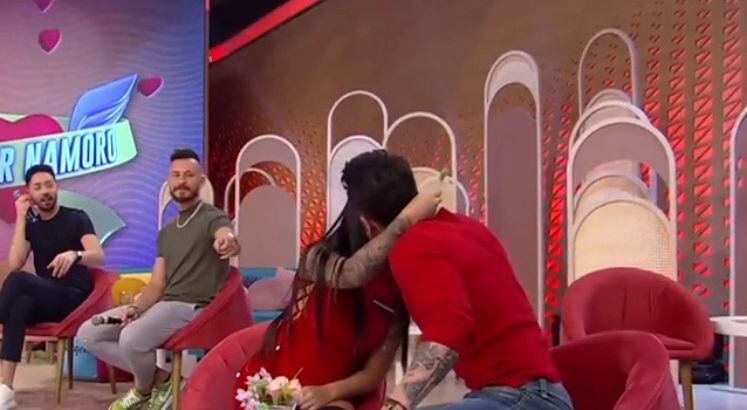 Alerta de beijão! Amanda foi conversar com Renan e, poucos minutos depois, o casal acabou se beijando durante o papo