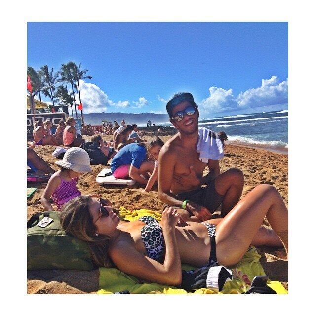E em uma delas aparece num momento em que parece curtir uma praia ao lado do ex-affair