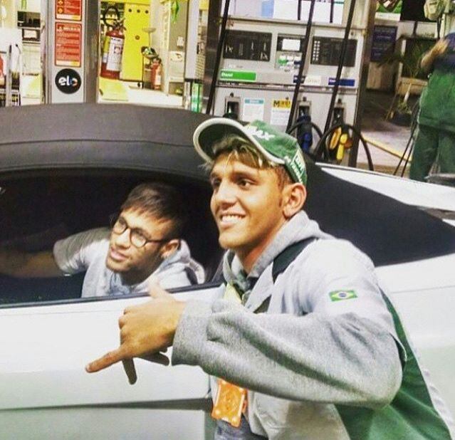 Aproveitando as suas férias no litoral paulista, Neymar foi tietado até em um posto de gasolina, enquanto abastecia o seu carrão...