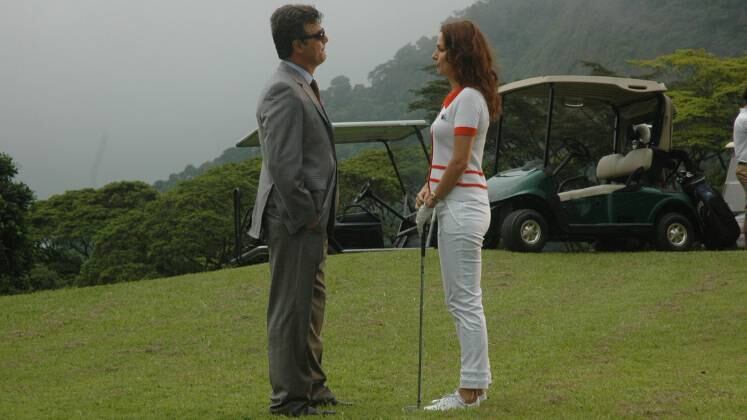 Catarina quer encontrar quem matou seu pai. O marido, Renato (Eduardo Lago), não se conforma com a decisão da mulher, que considera um rebaixamento para a família, e tenta por todos os meios minar a carreira dela