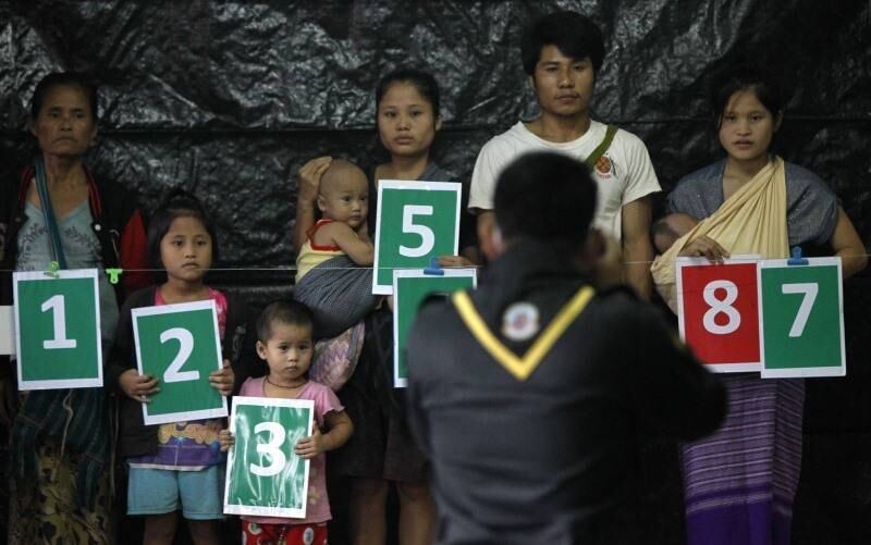 Família de refugiados de
Myanmar segura placas numeradas ao posar para foto durante censo conduzido
pelas autoridades tailandesas. O governo da Tailândia declarou que vai
repatriar cerca de 100 mil refugiados que estariam vivendo há pelo menos duas
décadas na fronteira entre Tailândia e Myanmar