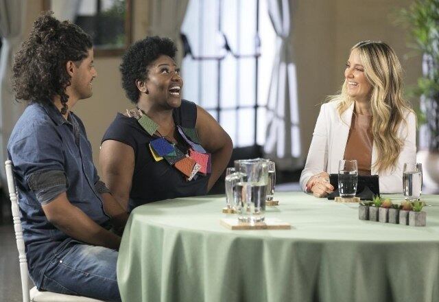 Vanessa, de 38 anos, tem três filhos do seu primeiro casamento e, atualmente,  divide o
lar com seu novo companheiro, o músico Raphael. Todos
na casa participam das atividades domésticas e adotam um estilo de vida simples
e não muito saudável. A economia na casa é fundamental, e o controle de gastos,
rígido. A mãe é exigente com as crianças e acompanha o comportamento dos filhos
de perto

