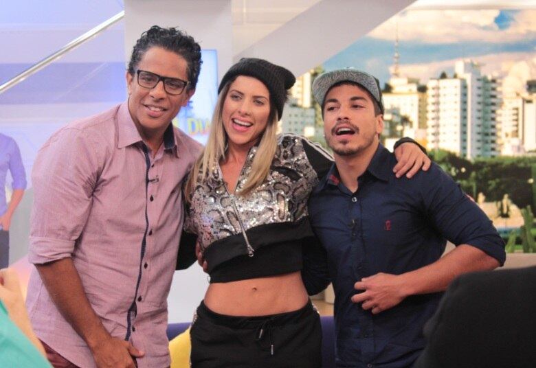 Ana Paula Minerato chegou à final de A Fazenda, que ocorreu
na noite desta terça-feira (8), mas ficou em segundo lugar com 46,58% dos votos
contra os 52,9% de Douglas Sampaio, o campeão da oitava temporada. Apesar da expressão
chocada que exibiu na premiação, nada a surpreendeu tanto quanto os boatos de
gravidez. Ao R7, a vice-campeã contou
que está feliz com sua participação, mesmo que não tenha saído vitoriosa e,
claro, também comentou a respeito de seu relacionamento com Thiago Servo

+ Douglas Sampaio agradece Mara Maravilha pelos tapas na cara: "Foram tapas de R$ 2 milhões"

+ Acesse R7 Play e assista às íntegras do Hoje em Dia! Clique e experimente de graça!
