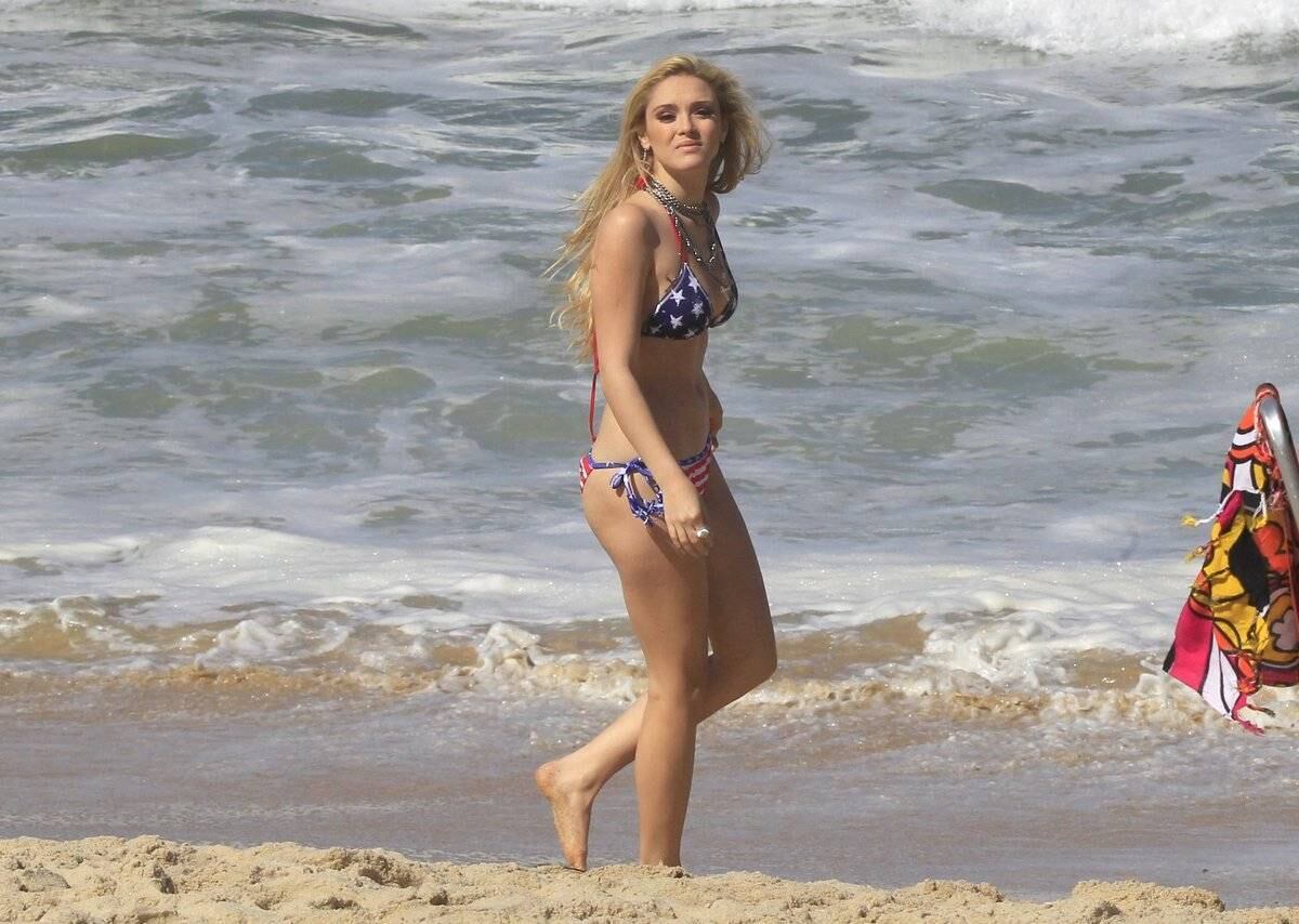 Elenco de Geração Brasil grava na praia de Grumari, no Rio