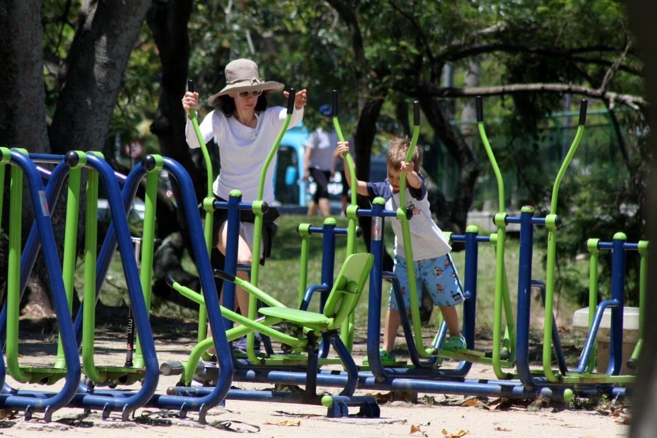Fernanda colocou filho para suar em uma academia ao ar livre
