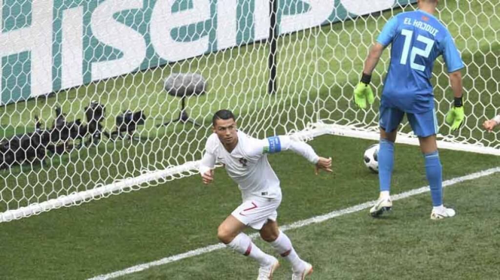Em jogo definido com gol de David Villa, impedido, aos 18 minutos do segundo tempo, Cristiano Ronaldo perdeu a eleição de melhor em campo para o espanhol Xavi. E não conseguiu