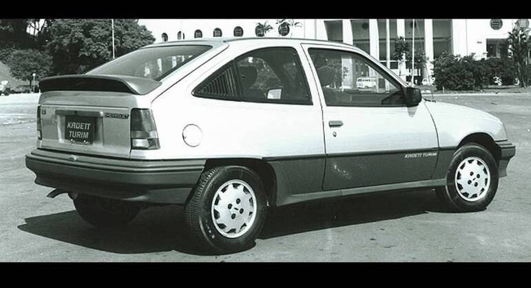 Kadett Turim recebeu saias laterais na cor preta fosca