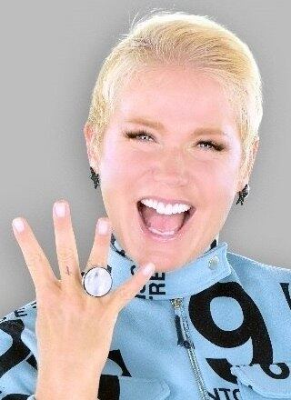 O cantor que seguiu à risca o
conselho da apresentadora Xuxa Meneghel na canção Lua de Cristal e descobriu que ‘tudo pode ser, só basta acreditar’
aponta a confiança como diferencial. “Se você se dispõe a conquistar alguma
coisa, precisa acreditar que irá conseguir, e fazer o seu melhor para que
aconteça da maneira que sonhou. Sempre respeitei os concorrentes e me entreguei
de corpo, alma e voz para vencer a competição”, revela.