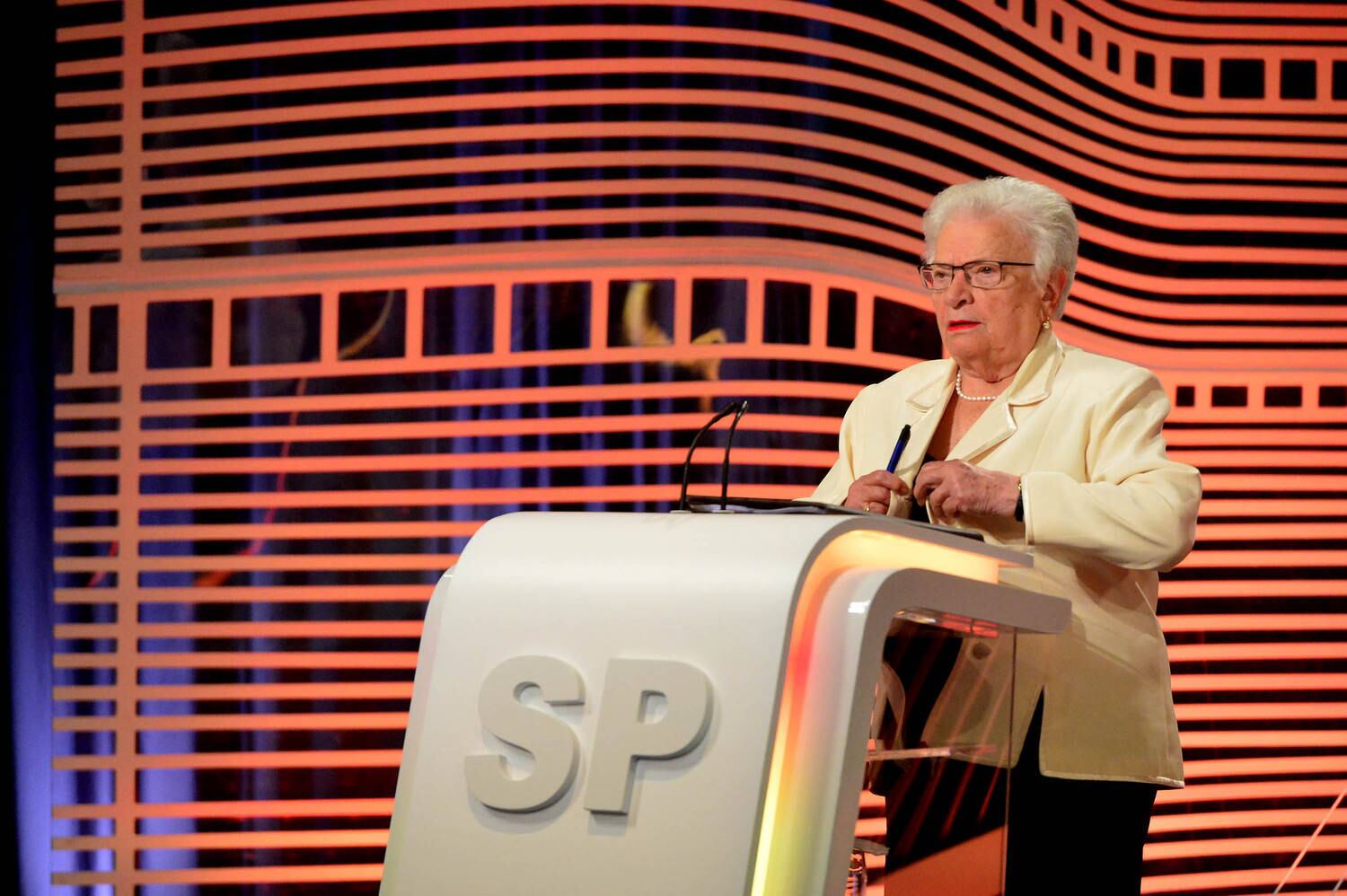 O debate também contou com a presença de Luiza Erundina, que usou algumas oportunidades para criticar João Doria. Em uma ocasião, ela lembrou que o empresário está envolvido em uma disputa judicial de invasão de terras públicas em Campos do Jordão. O tucano se esquivou ao dizer: "Se você quiser ser candidata a prefeita de Campos do Jordão, nós podemos conversar"